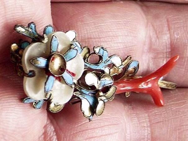 Flower  9 set in a gilt silver mounting with red coral - (5382)
